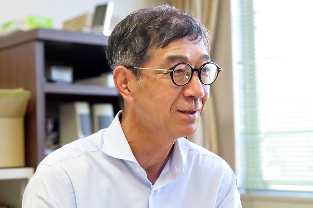 Iwahara Akihiko of the Aichi Employers’ Association stresses the need to improve foreign schoolchildren’s access to Japanese language instruction. (© Tanaka Keitarō)