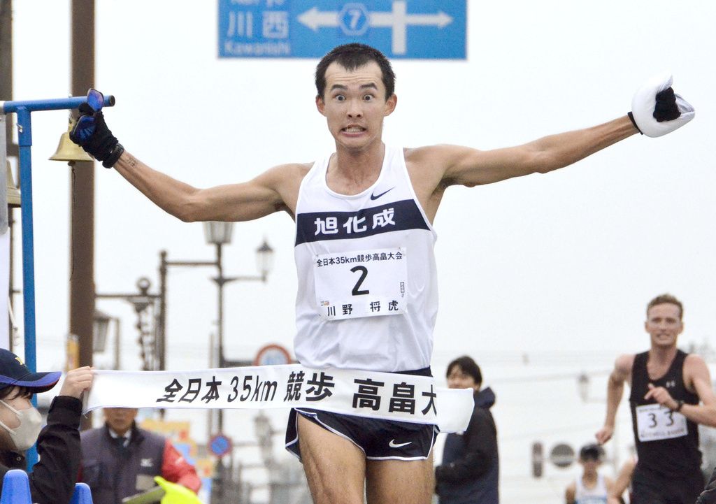 Born October 23, 1998. From Miyazaki Prefecture. Major achievements: World record, 35 km, 2024 Japan National Championships; Bronze medal, World Athletics Championships, 2023; Silver medal, World Athletics Championships, 2022; 6th place, Tokyo Olympics, 2021. (© Kyōdō)