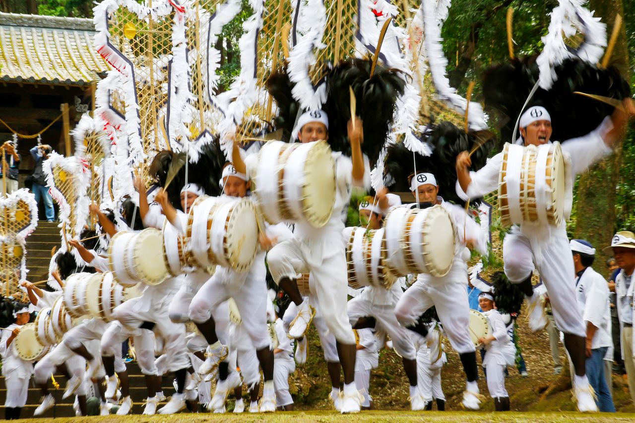 The Izaku Taiko Odori is Japan’s most grueling drum festival. (© Haga Library)