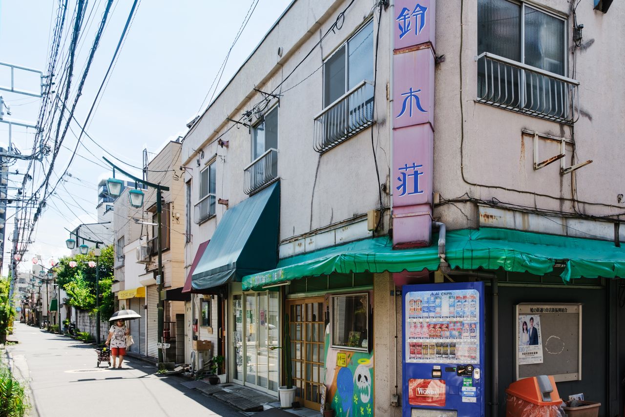 The shopping street retains its prewar flavor, having miraculously survived the 1945 fire-bombings that incinerated much of Tokyo. (© Kawaguchi Yōko)