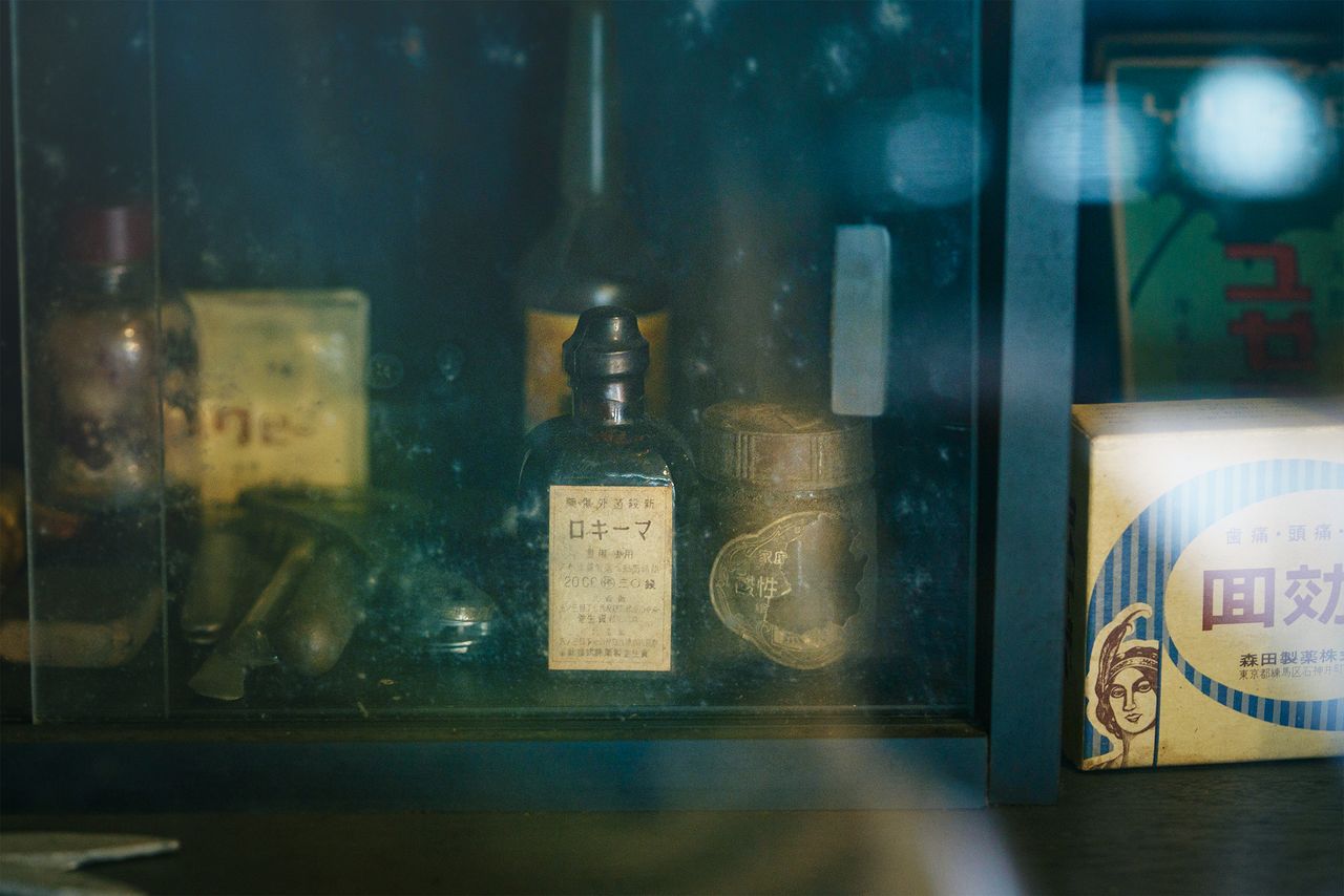 A vintage glass medicine bottle on display harks back to when the building was a pharmacy. (© Kawaguchi Yōko)