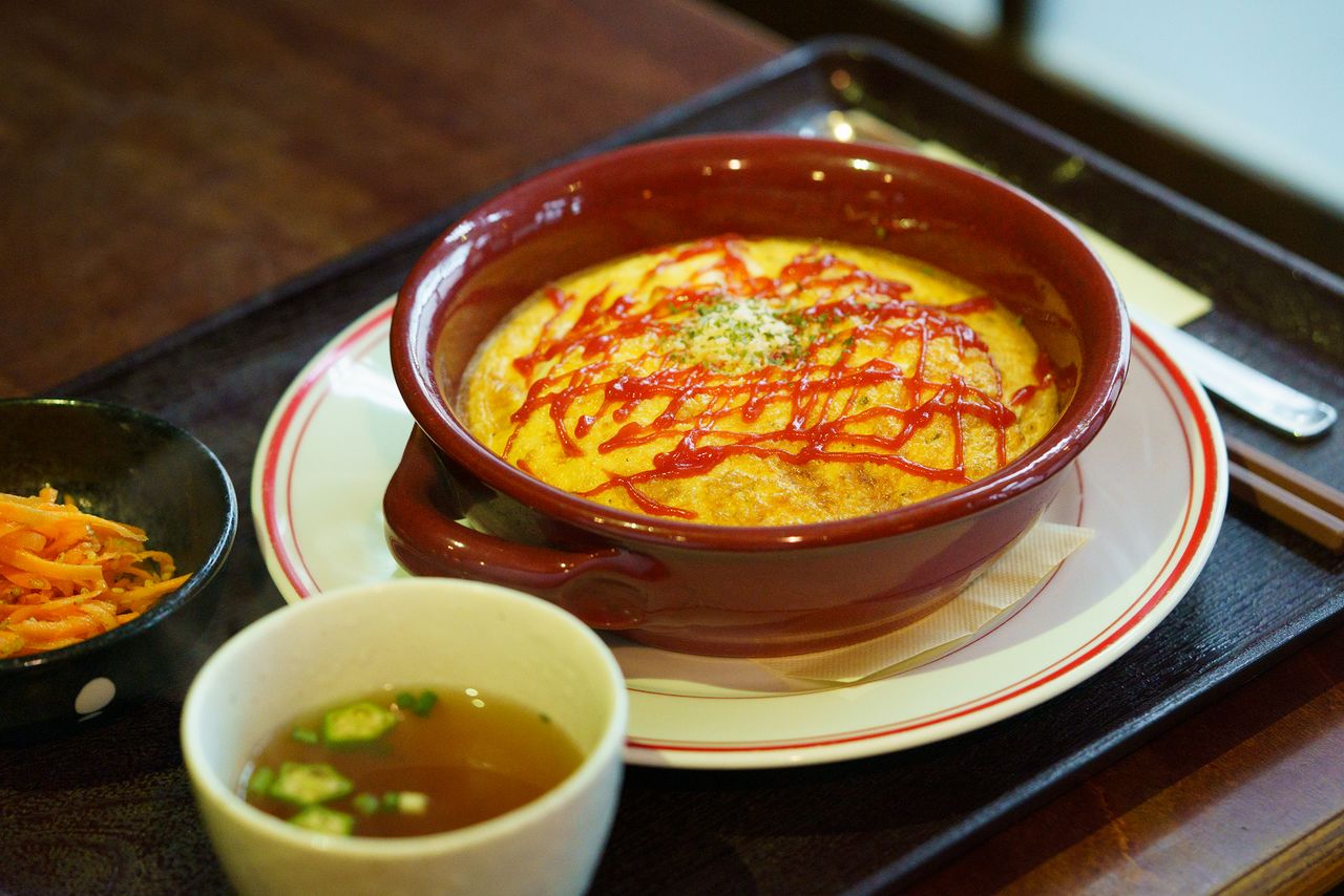 Grilled omuraisu, served piping hot. (© Kawaguchi Yōko)