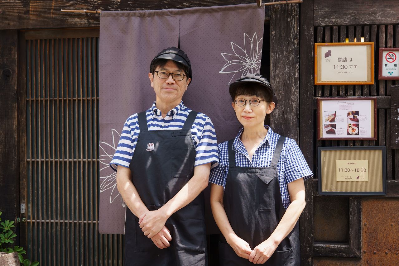 Koguma owners Yamanaka Masaya (left) and Akiko. (© Kawaguchi Yōko)