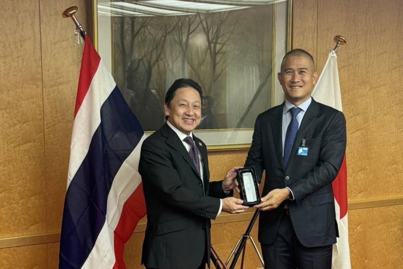 Chief of Osaka Prefectural Police, Iwashita Tsuyoshi, left, hands a commemorative gift to the Commissioner of the Central Investigation Bureau, Pol Lt Gen Jirabhop Bhuridej. Wassayos Ngamkham