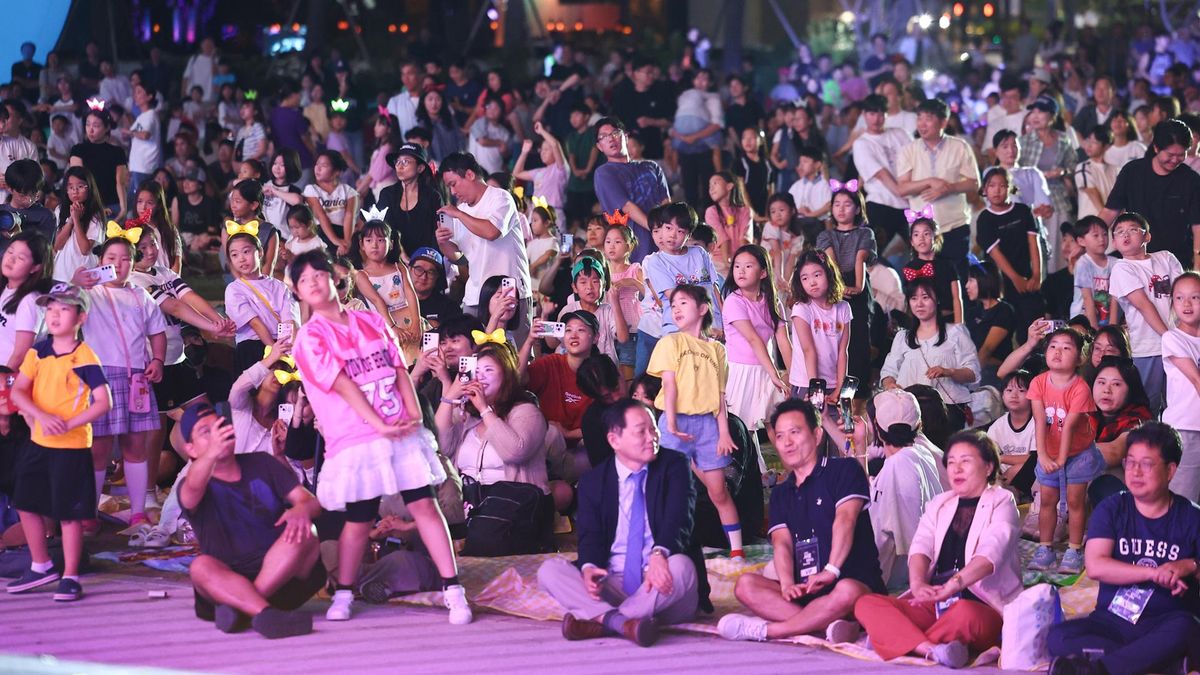 Citizens and tourists dance to “Soda Pop” from the Netflix animated film “KPop Demon Hunters” during the 2025 Seoul Hunters Festival at Seoul Plaza, Sept. 14. Yonhap 