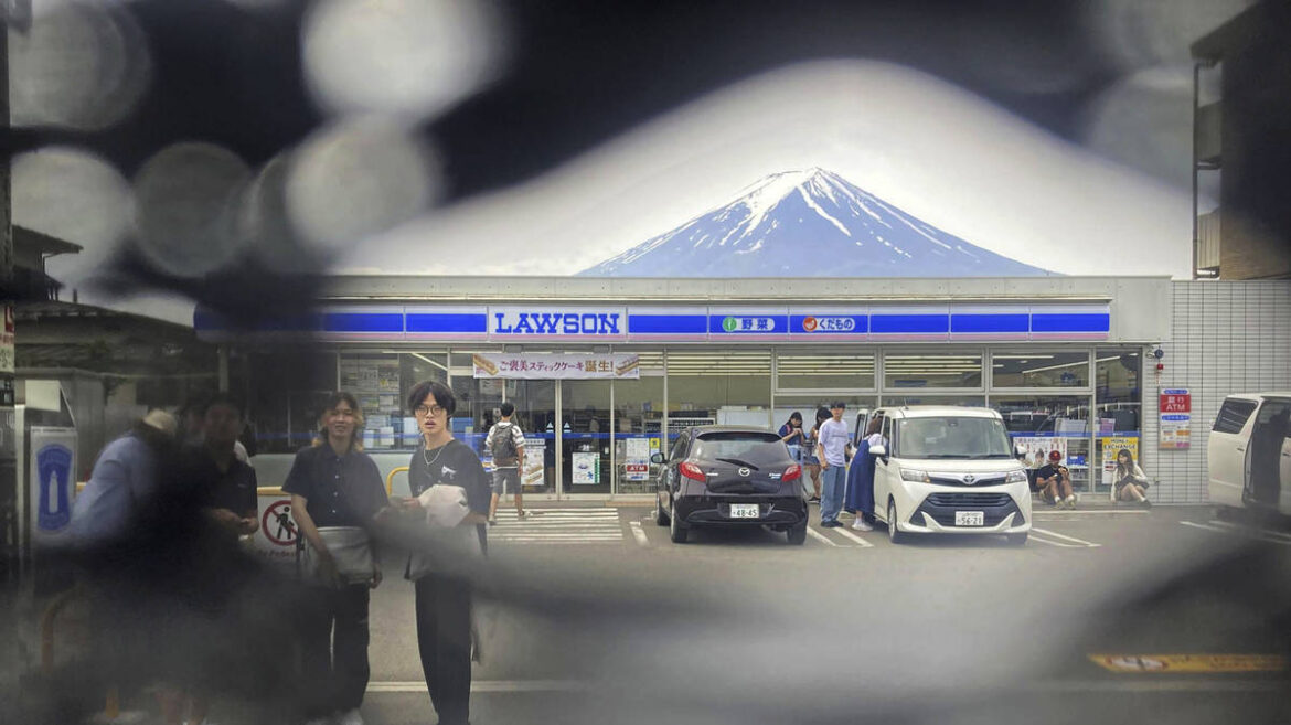 Town finds holes in screen built to prevent tourists taking photos of Mount Fuji