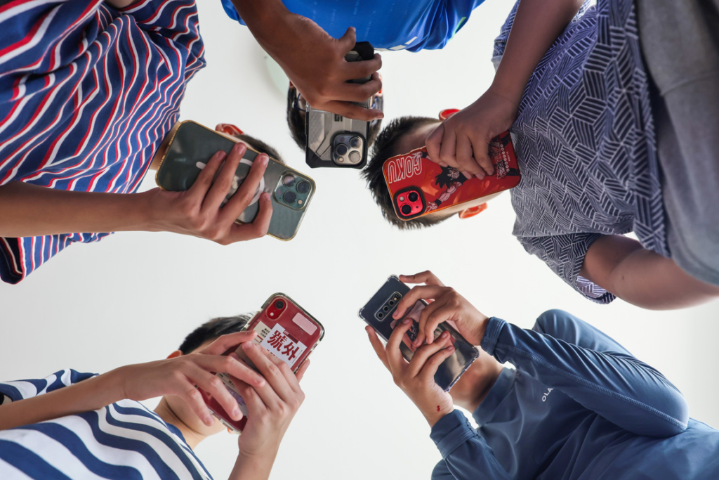 The ordinance urged guardians to set household rules for device use.