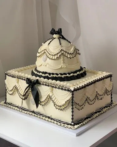 April's Baker London-inspired wedding cake
