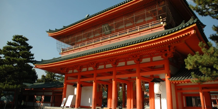 a view of the Shin-en gardens, featuring trees and a body of water