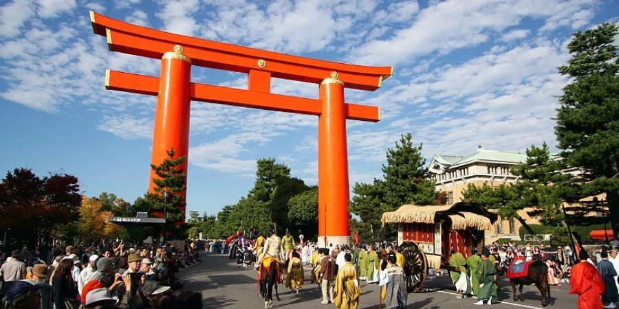 a view of the Shin-en gardens, featuring trees and a body of water