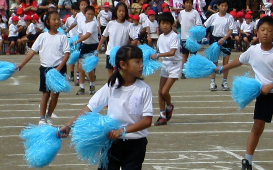 Kids dance.