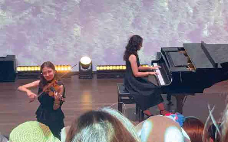 Violinist and pianist at Romania Pavilion
