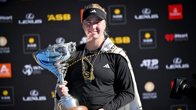 Clara Tauson celebrates er ASB Classic victory.