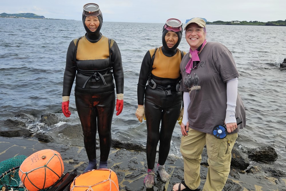 dori saltzman posing for a photo with two Korean Haenyeo diving women