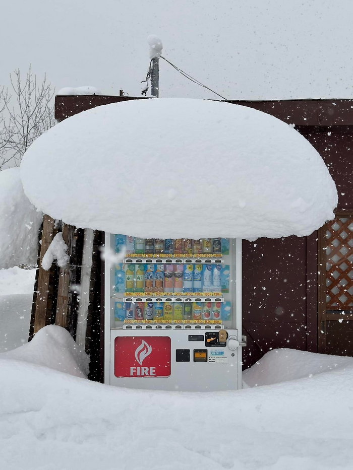 Snow piled up in Hokkaido/photograph = Niseko United