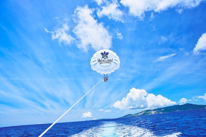 Parasailing / Photo = Japan's Halekulani Okinawa