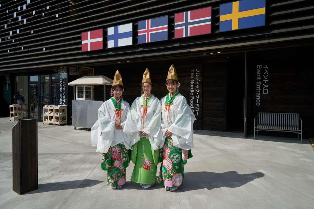 Fukumusume (a type of Miko specific to Osaka) dressed in traditional clothes