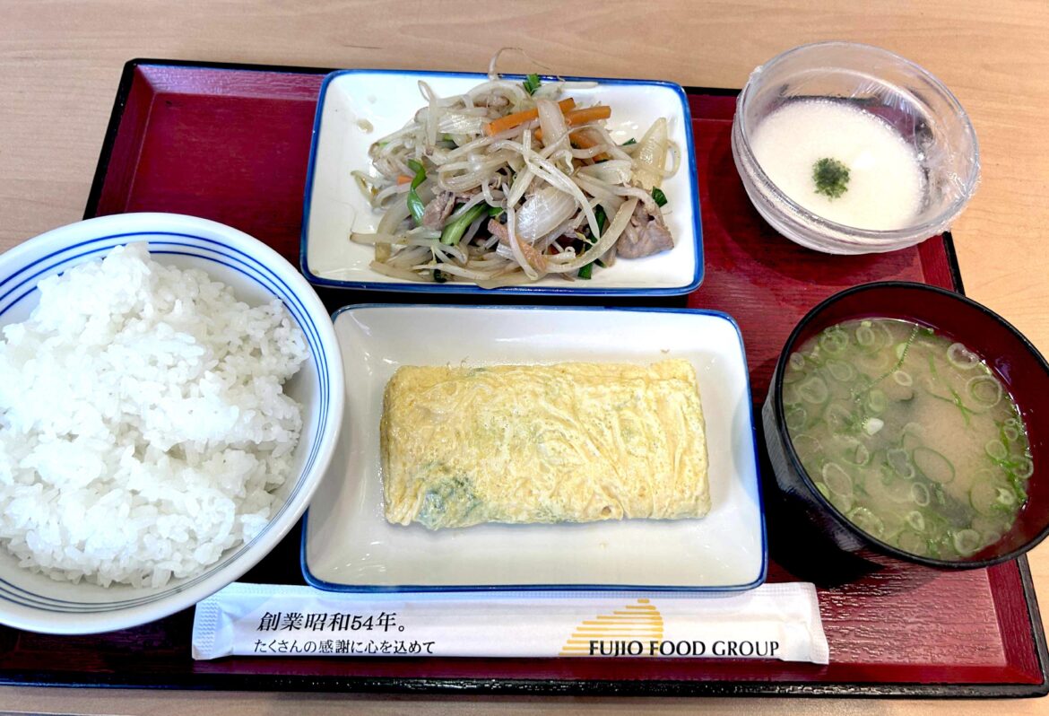 Nothing beats the comfort of a traditional Japanese set meal       Tamagoyaki, stir-fried veggies, miso soup, fluffy rice, and a little side treat.  Simple, balanced, and full of flavor!🤤