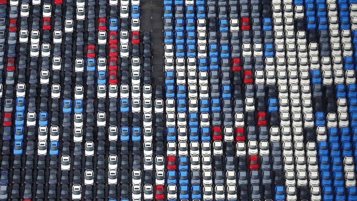 Japan's exports to the US continue to fall, hit by Trump's tariffs