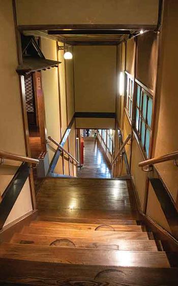 Stairs in Meguro Gajoen.