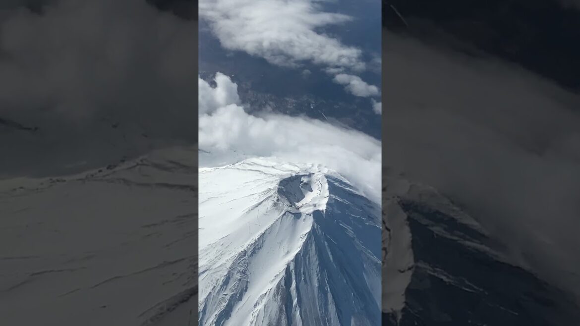 Spectacular views! The summit of Japan’s highest mountain, Mt. Fuji, from the sky 絶景!日本一の山 富士山山頂を空から Spectacular views! The summit of Japan's highest mountain, Mt. Fuji, from the sky 絶景!日本一の山 富士山山頂を空から