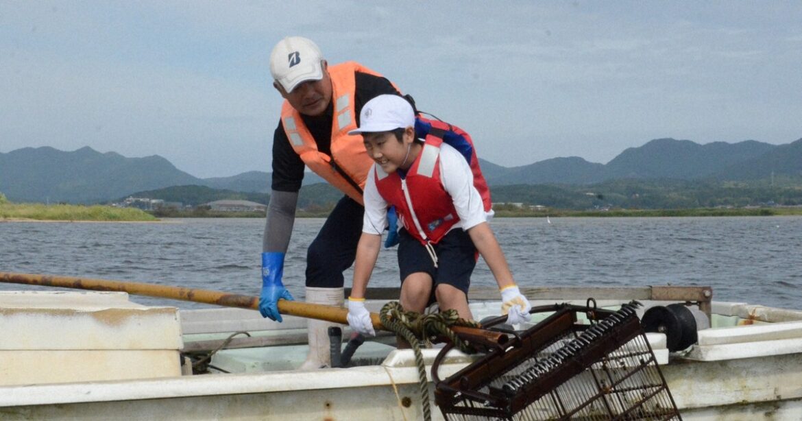Easy Japanese news in translation: 5th graders experience clam fishing at Lake Shinji