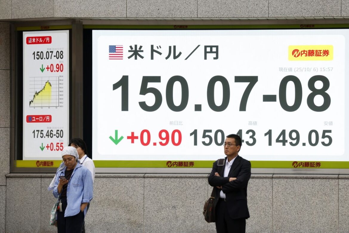 Japan’s Takaichi Overcomes Early Test as Bond Sale Eases Market Jitters