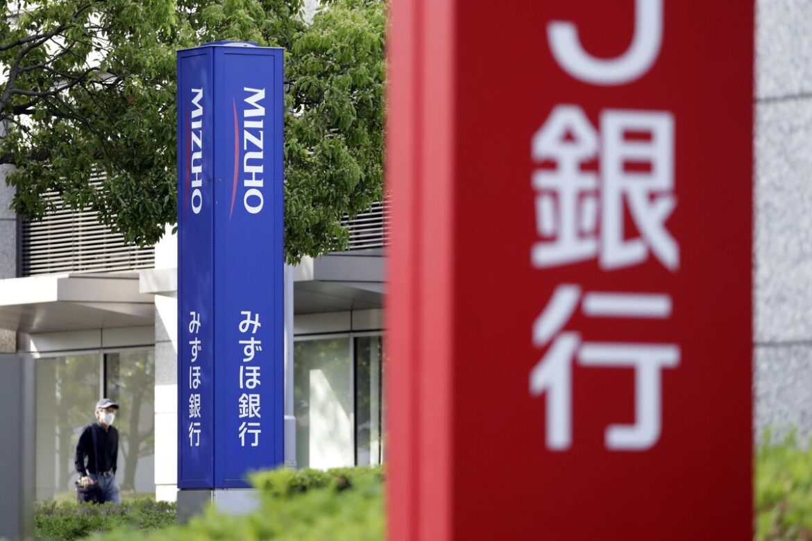 Japan’s Top Bank CEOs Push for AI, Soothe Worry Over Human Work