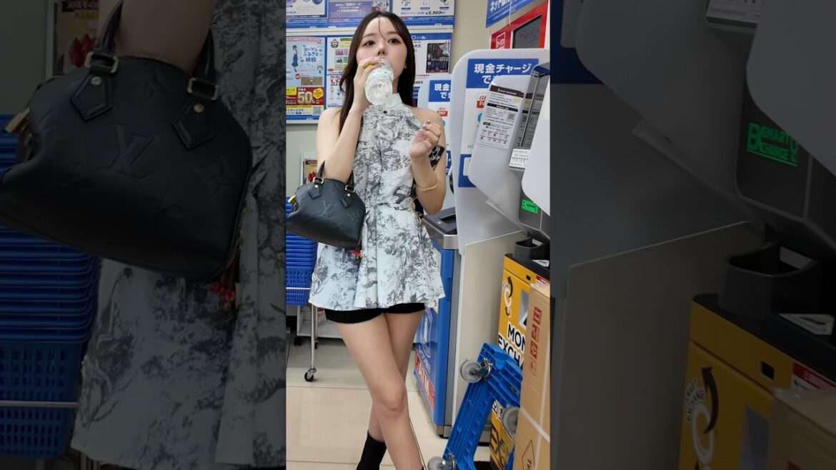 Beautiful Japanese Girls in Osaka 🇯🇵 #beautifulgirl  #japan #viral #shorts