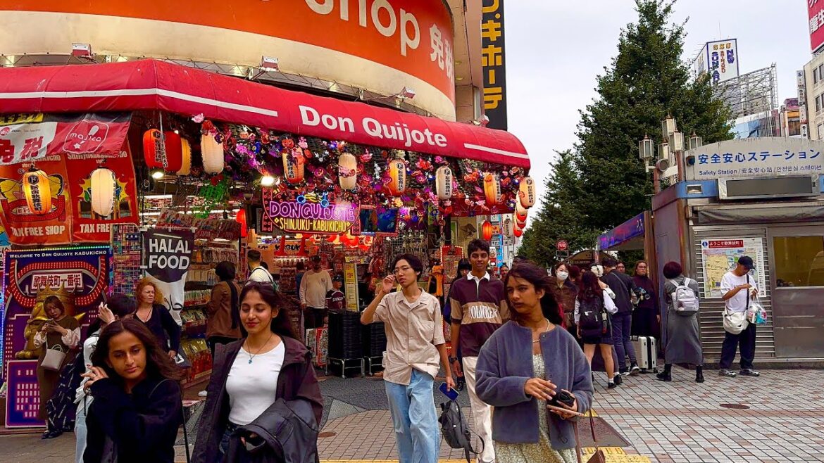 4K HDR Shinjuku Cloudy weather walk. Tokyo , Japan.