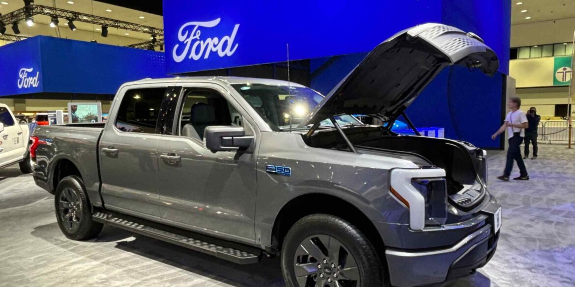 Japan weighs buying 100 Ford pickup trucks as Trump visit nears Japan weighs buying 100 Ford pickup trucks as Trump visit nears