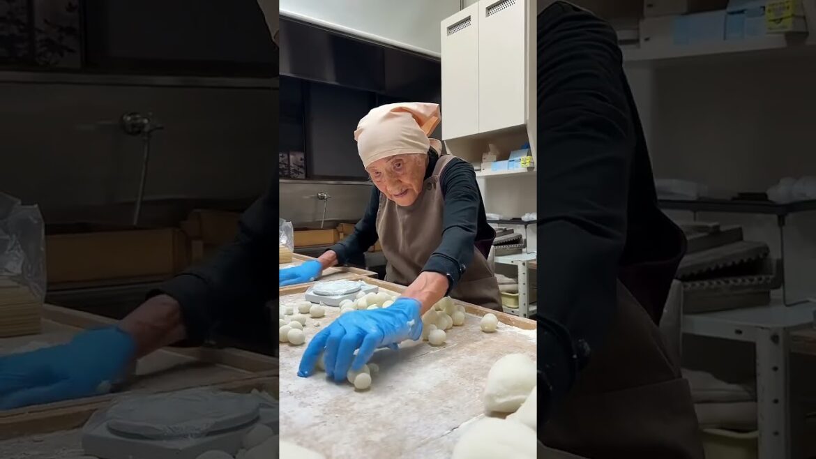 95-year-old grandmother’s mitarashi dangoš” Still just 100 yen each since the old days!#shorts 95-year-old grandmother's mitarashi dangoš” Still just 100 yen each since the old days!#shorts