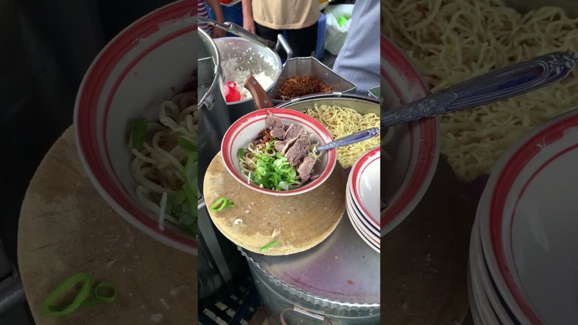 Paboritong Beef Mami in Manila | Filipino Street Food