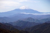 A snowcapped Mount Fuji is seen from the summit of Mount To in Kanagawa Prefecture, Oct. 23, 2025. (Mainichi/Naoki Watanabe)