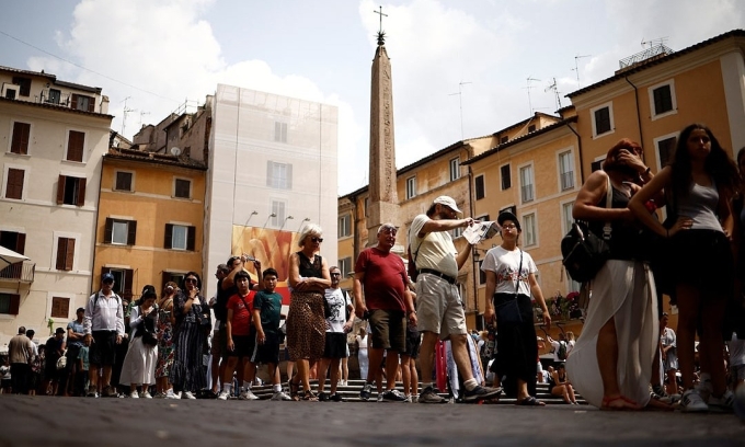 Japanese tourist dies after falling from perimeter wall at Rome’s Pantheon Japanese tourist dies after falling from perimeter wall at Rome's Pantheon