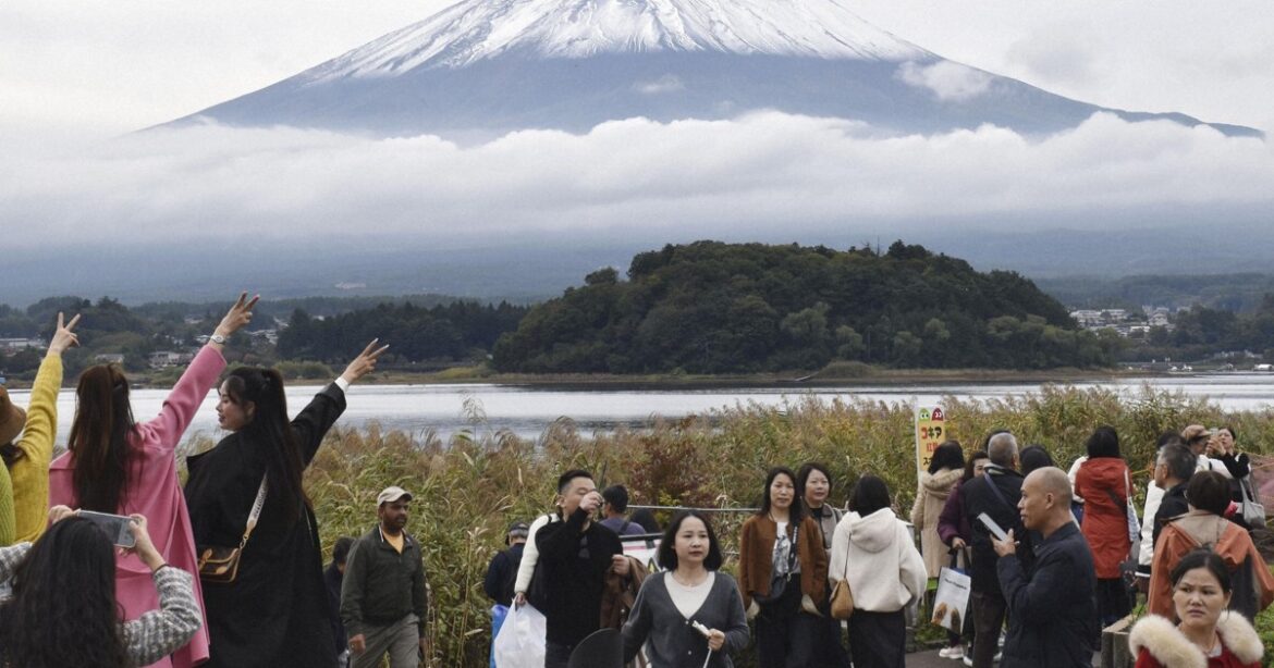 Mt. Fuji gets season’s 1st snowcap, 21 days later than usual Mt. Fuji gets season's 1st snowcap, 21 days later than usual