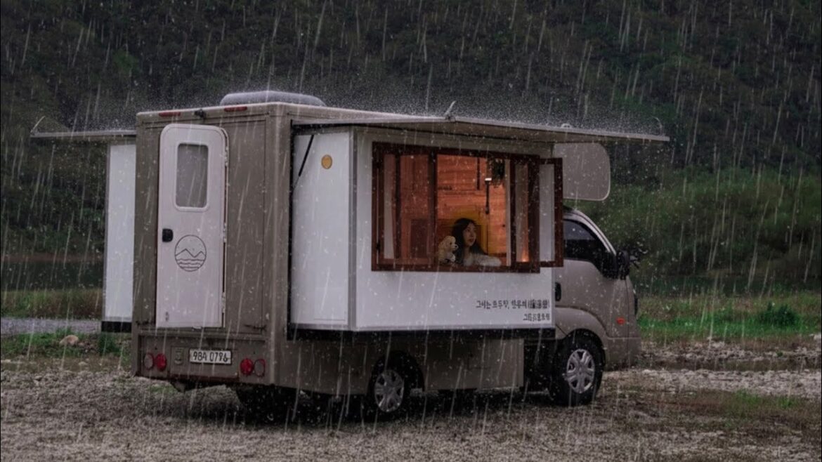 ☔️하루종일 가을비 내리는 강가에서 강아지와 오두막같은 원목 트럭 캠핑카로 낭만 우중캠핑🚛 | 빗소리ASMR | 캠핑하며 그림그리기 ☔️하루종일 가을비 내리는 강가에서 강아지와 오두막같은 원목 트럭 캠핑카로 낭만 우중캠핑🚛 | 빗소리ASMR | 캠핑하며 그림그리기