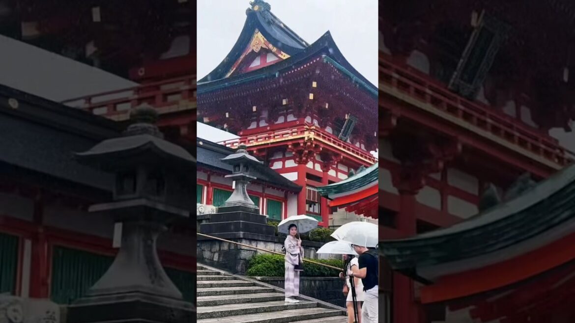 Pouring rain doesn’t stop these large crowds | Fushimi Inari Taisha, Shrine | Kyoto, Japan