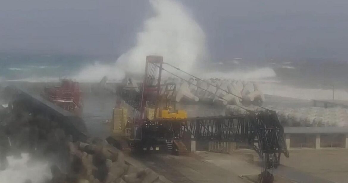 Typhoon hits Japanese islands south of Tokyo