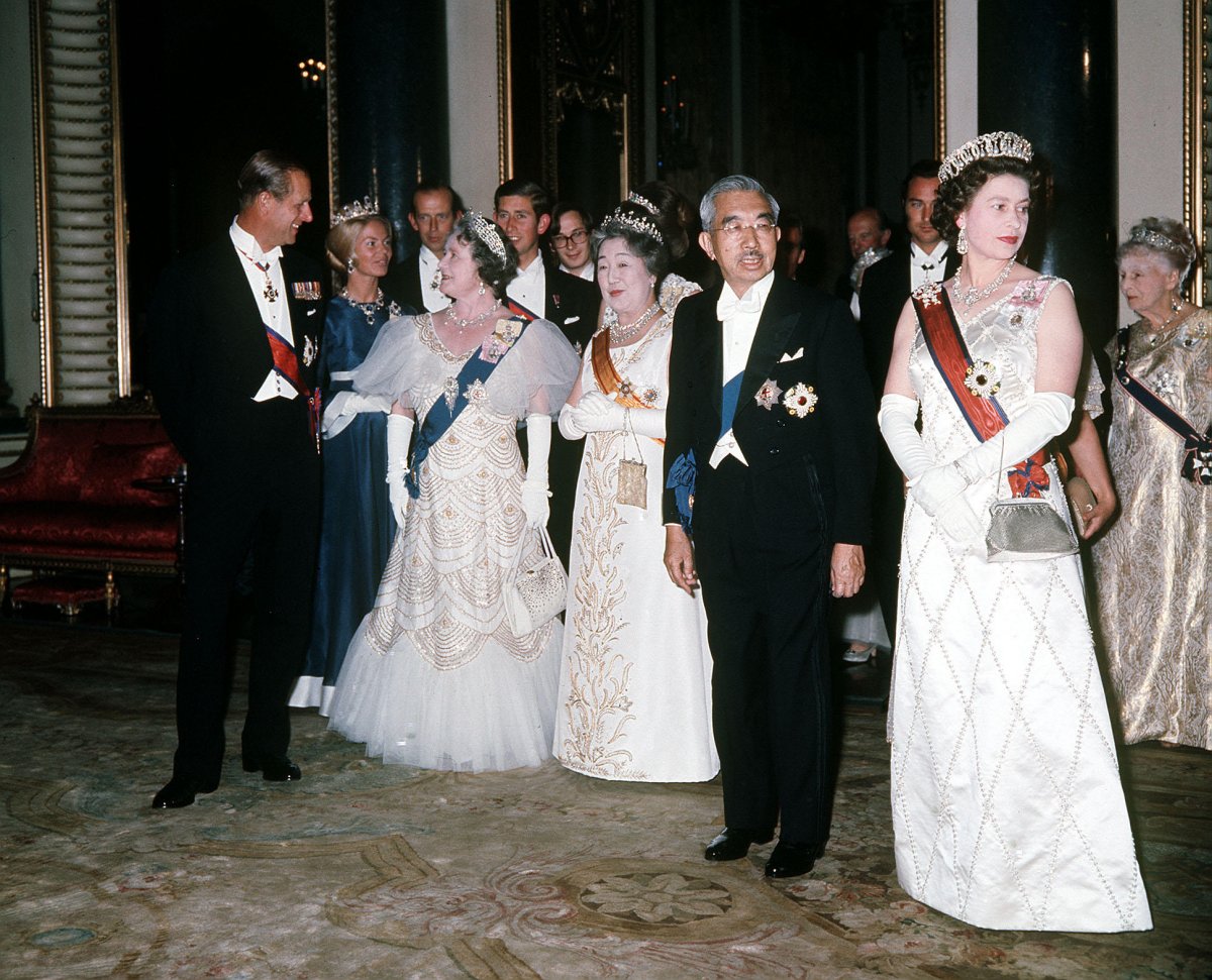 Queen Elizabeth II hosts a state banquet at Buckingham Palace in London for Emperor Hirohito and Empress Nagako of Japan on October 5, 1971 (PA Images/Alamy)