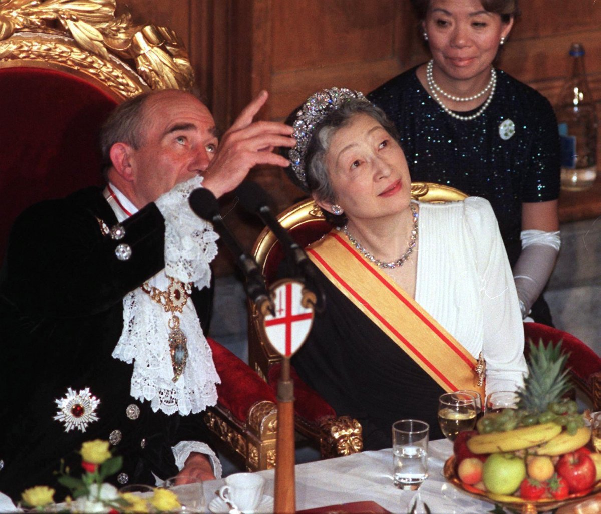 Empress Michiko of Japan attends a banquet at the Guildhall in London on May 27, 1998 (PAUL VICENTE/PA Images/Alamy)