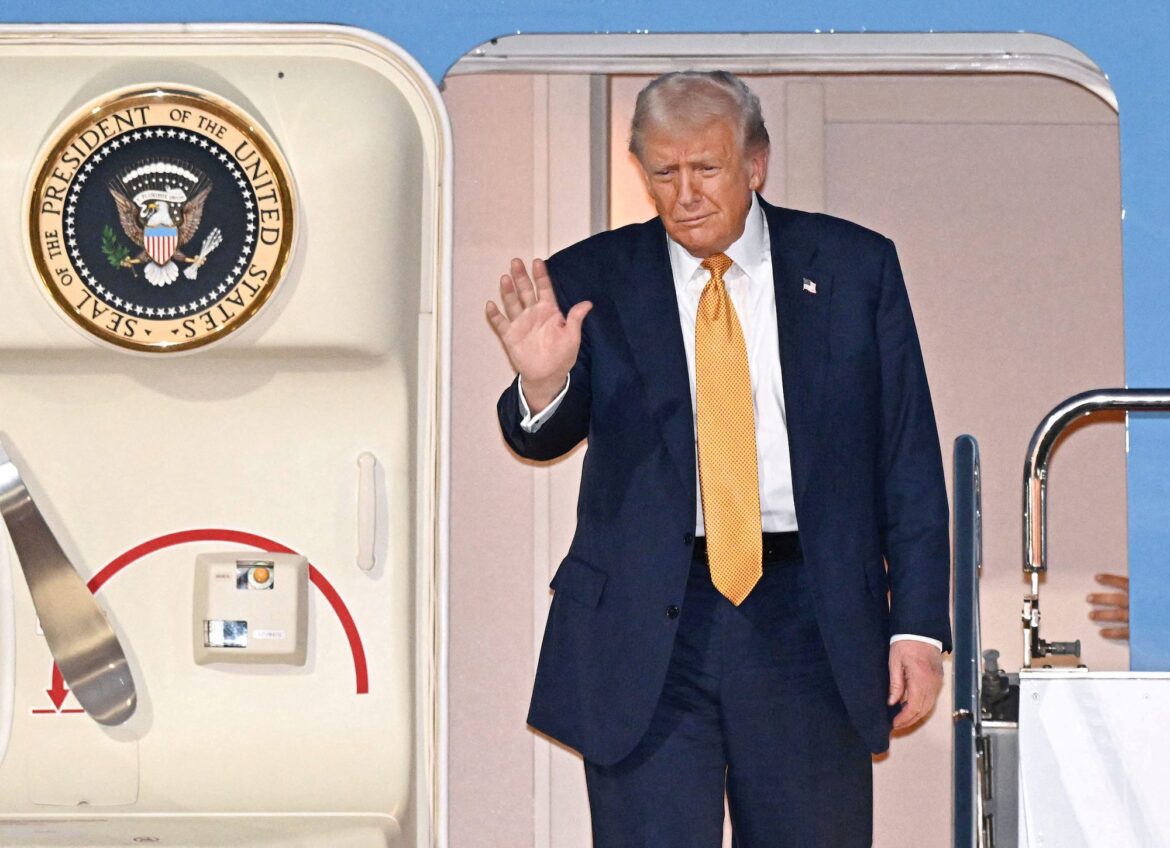 Japan and U.S. Expected to Sign Shipbuilding Pact Amid China Challenge U.S. President Donald Trump waves upon his arrival at Haneda airport in Tokyo, Japan