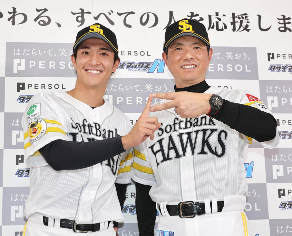 Softbank Manager Hiroki Kokubo tells Nippon-Ham ‘s Manager Shinjo, “I won’t be surprised no matter what they do” in the final showdown between the two strongest teams in Pacific League | Pacific League 今季のスローガン「PS!」のポーズをとる柳町達(左)と小久保裕紀監督 (カメラ・豊田 秀一)
