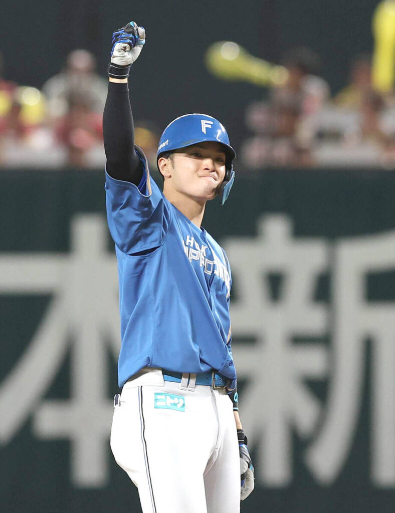 ７回２死満塁、郡司裕也は中越えの３点適時二塁打を放ちガッツポーズ（カメラ・岩川　晋也）