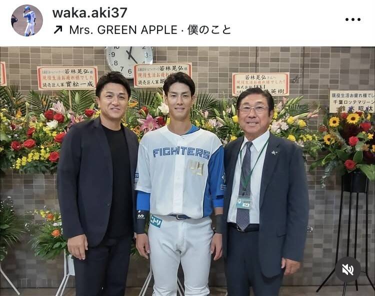 (左から)高橋由伸氏、若林、桐蔭学園時代の監督・土屋恵三郎氏 若林晃弘のインスタグラム(@waka.aki37)より