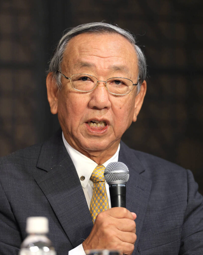 Sawamura Award Selection Committee Chairman Tsuneo Horiuchi thanks Nippon-Ham Fighters manager Tsuyoshi Shinjo: “Manager Shinjo is no ordinary guy. Thank you.” | Pacific League League.com Mr. Tsuneo Horiuchi