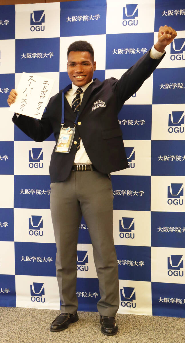 Ed Polokane of Daigakuin University is enthusiastic after receiving a nomination greeting from Nippon-Ham (photographer: Fuuka Segawa)