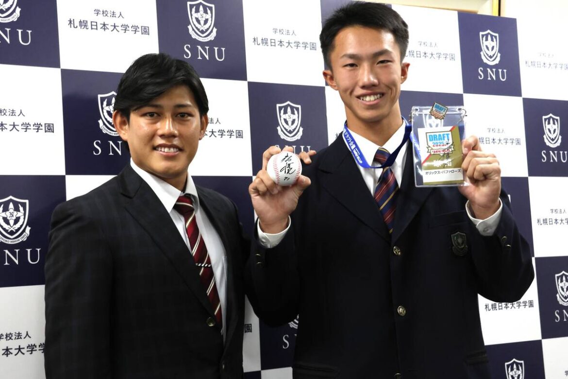 指名あいさつを受けた札幌日大・窪田洋祐（右）と佐野如一スカウト