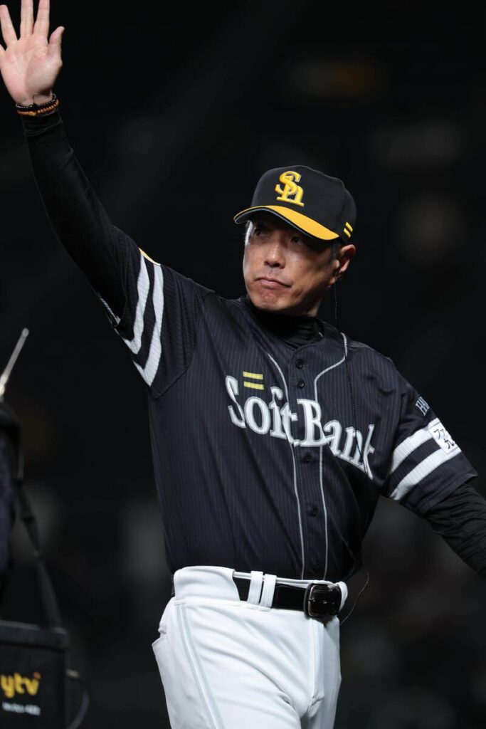 Manager Hiroki Kokubo waves to the fans (photographer: Haruko Yoshimura)