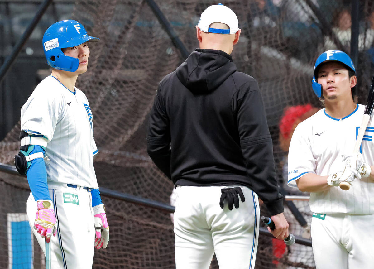 During practice, Kiyomiya Yuki (left, Mizuno on the right) listens to instructions from Coach Morimoto (center).